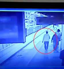 Metroda bayılan gencin raylara düşme anı kamerada