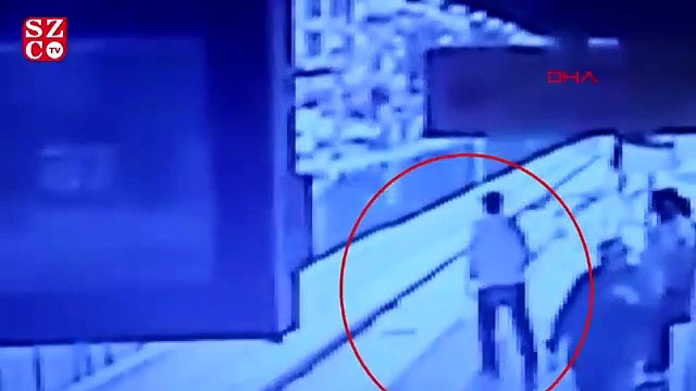 Metroda bayılan gencin raylara düşme anı kamerada