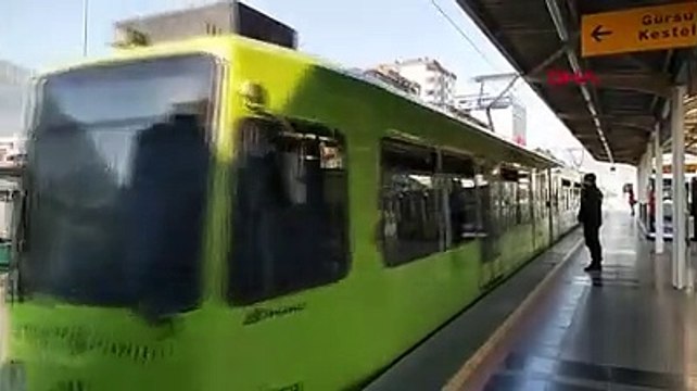 Metroda bayılan gencin raylara düşme anı kamerada