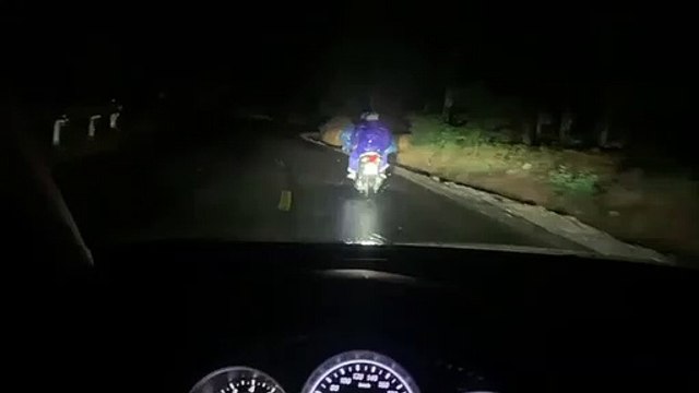 Tài xế hộ tống cặp vợ chồng đi xe máy không đèn hơn 10km
