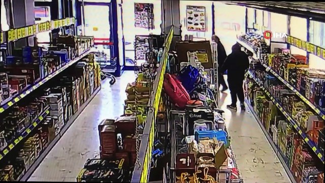 Market zincirinden güpegündüz televizyon çalan şüpheli kamerada
