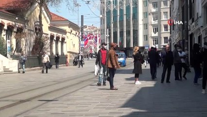 Taksim'de yunuslar maskesiz dolaşanlara göz açtırmıyor