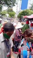 Trang Trần đuổi một người phụ nữ xin cơm từ thiện