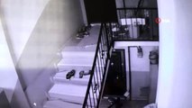 Korona virüsü fırsat bilerek apartmana dadanan hırsızın ayakkabı çaldığı anlar kamerada
