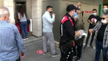 Adana polisinden maske dağıtımı