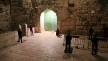 Doğu Kudüslüler teravih namazını Mescid-i Aksa'nın kapılarında kılıyor