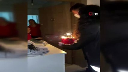 Çeşme polisinden astım hastası minik Ada'ya doğum günü sürprizi