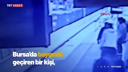 Metroda bayılan genç raylara düştü