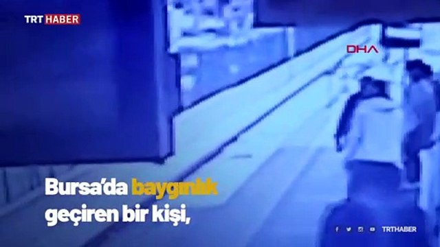 Metroda bayılan genç raylara düştü