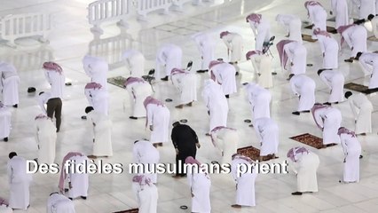 La Mecque: des fidèles musulmans prient en respectant la distanciation sociale