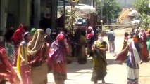जनधन खाते से 500 रुपए निकालने के लिए उमड़ी महिलाओं की भीड़, देखें वीडियो