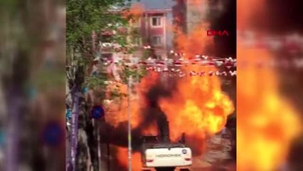 İSTANBUL-BEYLİKDÜZÜ'NDE DOĞAL GAZ BORUSUNDA YANGIN iş makinesinin yandığı anlar