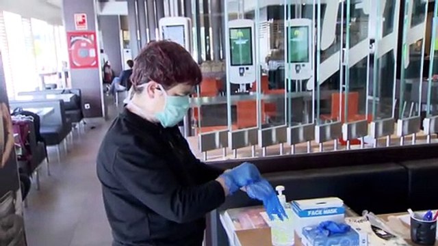 Voluntarios de McDonald’s preparan comida para el personal del Hospital La Paz