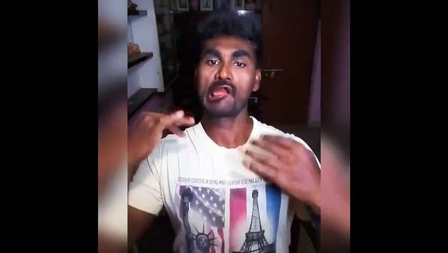 Regardez les mouvements de son visage sur la musique !