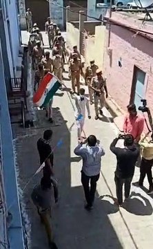 झांसी: कोरोना फाइटर्स का पुष्प वर्षा कर व तालियों से किया सम्मान