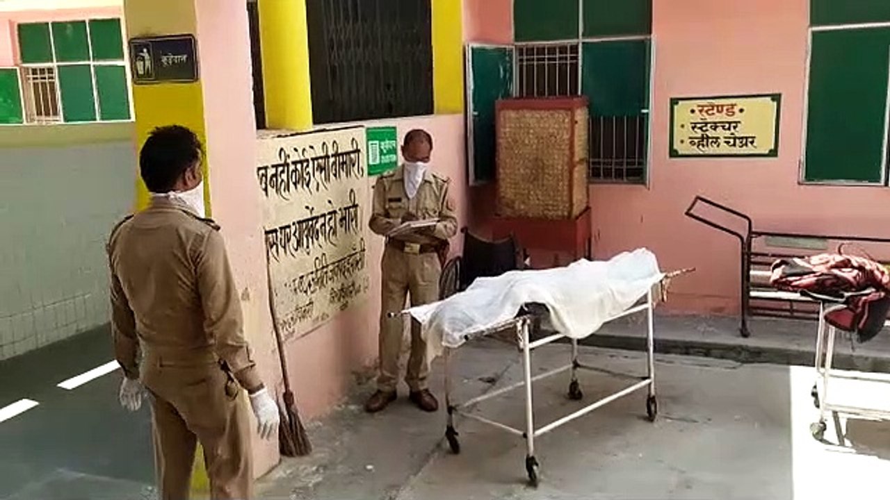 झाँसीः ट्रकों में पीछे से एक ट्रक ने मारी टक्कर, एक की मौत