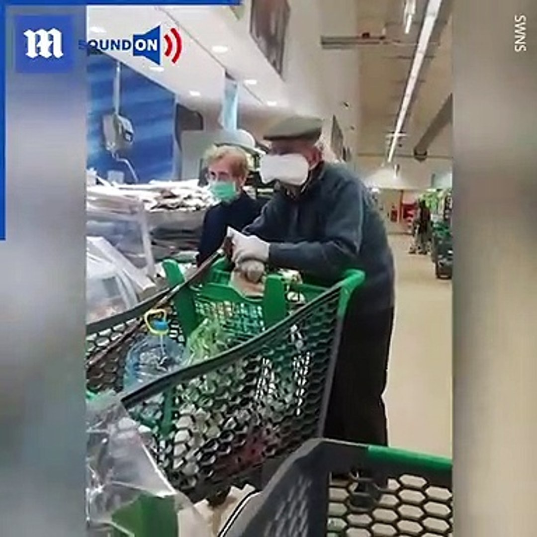 Un homme porte une serviette hygiénique comme masque de protection - Vidéo  Dailymotion