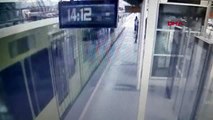 BURSA Metroda bayılan gencin raylara düşme anı kamerada-EK