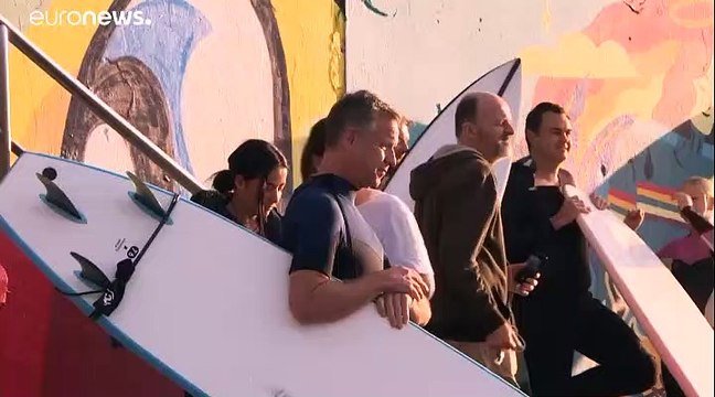 Des centaines de surfeurs dans les vagues de Bondi Beach