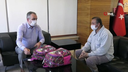 Yerde bulduğu Türk bayrağını süpürgesine takarak işine devam etti