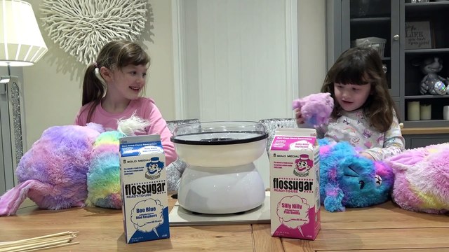 Sophia e Isabella Comendo Algodão Doce