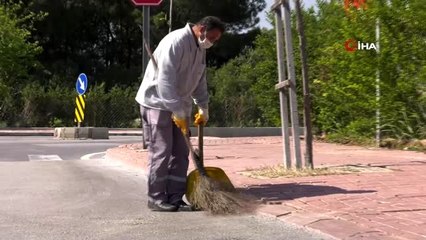 Yerde bulduğu Türk bayrağını süpürgesine takarak işine devam etti
