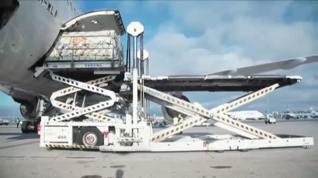 La Comunidad de Madrid recibe un cargamento con 3.500.000 guantes y 300.000 mascarillas para sanitarios