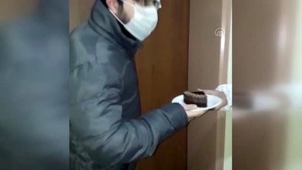 Karantinadaki gence doğum günü sürprizi
