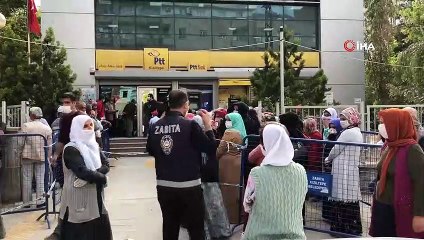 Zabıtanın uyarısına  rağmen PTT önlerinde sosyal mesafeye uyulmuyor