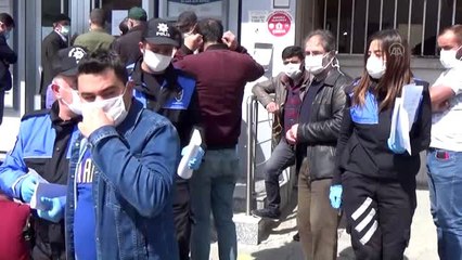 Polisler, dışarı çıkmaları kısıtlananların ihtiyaçlarını gideriyor