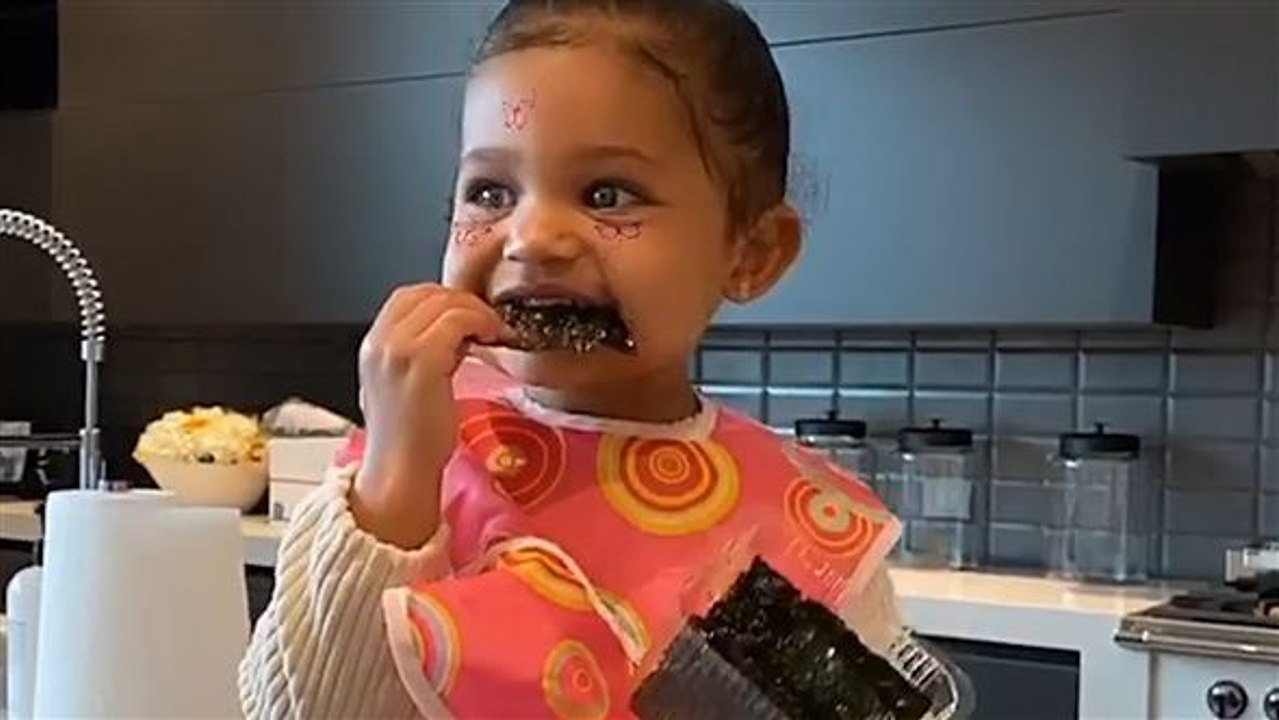 Kylie jenners 2-jährige beim verzehr von algenchips ist das süßeste aller zeiten