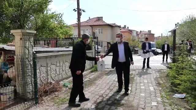 Çubuk Belediyesi vatandaşlara dezenfektan ve maske dağıtıyor