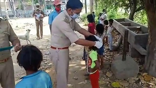 शामली: एसपी ने बच्चो को वितरित किए कपड़े, फेस मास्क और साबुन