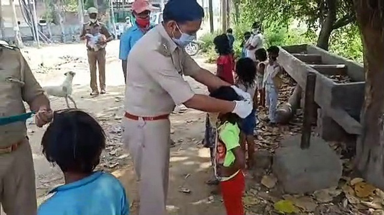 शामली: एसपी ने बच्चो को वितरित किए कपड़े, फेस मास्क और साबुन