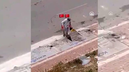 Belediye çöpçüsü, yerde gördüğü Türk bayrağını süpürgesinin sapına iliştirip çalışmasını sürdürdü