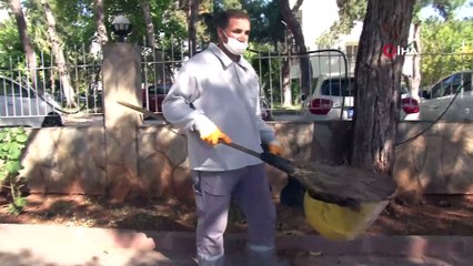 Yerde bulduğu Türk Bayrağı'nı süpürgesine takan işçi: 'Bayrak yerde olmaz'