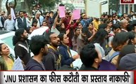 JNU Protest Case: जेएनयू छात्रों का लगातार प्रदर्शन जारी, अब बढ़ी हुई पूरी फीस वापस लेने की मांग