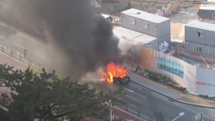 부산서 벤츠 승용차 화재...운전자 화상 / YTN