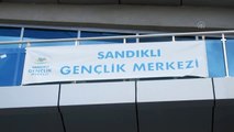 Sandıklı Gençlik Merkezi çalışanları günlük 150 siperlik maske üretiyor