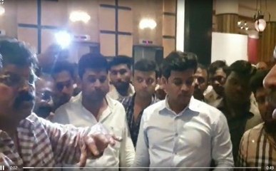 सीविल ड्रेस में एनसीपी नेताओं के बीच पहुचां पुलिसकर्मी, जमकर हुआ बवाल