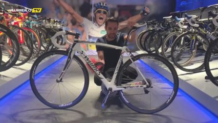 El futbolista Rubén Peña se hace con la bici solidaria de Alberto Contador