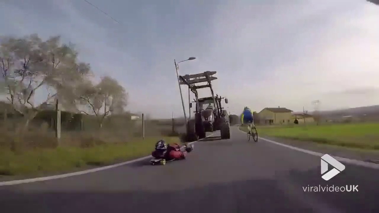 En pleine descente en luge, il passe sous un Tracteur... chanceux