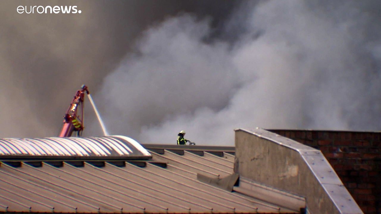 Großbrand in Bremen: Schwarze Rauchschwaden über der Stadt