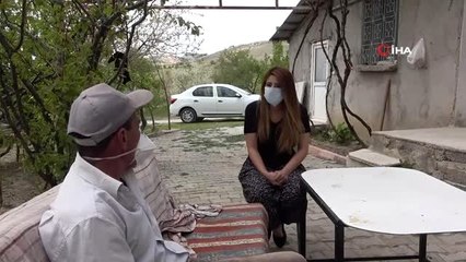 Genç kadın muhtar traktörün başına geçti, yaşlı vatandaşın tarlasını sürdü