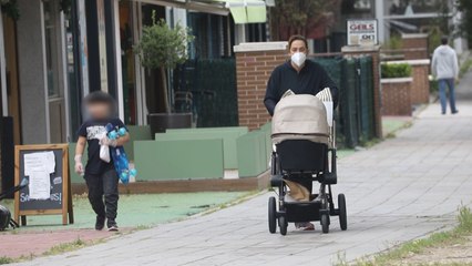 Toñi Moreno sale a pasear con su hija Lola