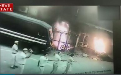 तीस हजारी मामला: पुलिस और वकीलों के बीच कैस शुरू हुई हिंसा, देखें इस वायरल वीडियो में