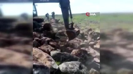 Kepçe operatörünün inanılmaz kurtuluşu...Kepçe operatörüyle birlikte 15 metreden böyle yuvarlandı