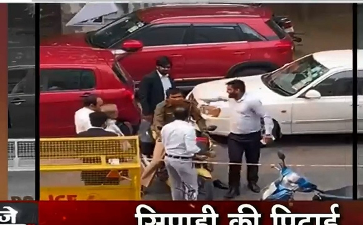 Saket Court Clash: साकेत कोर्ट के बाहर पुलिसवाल...