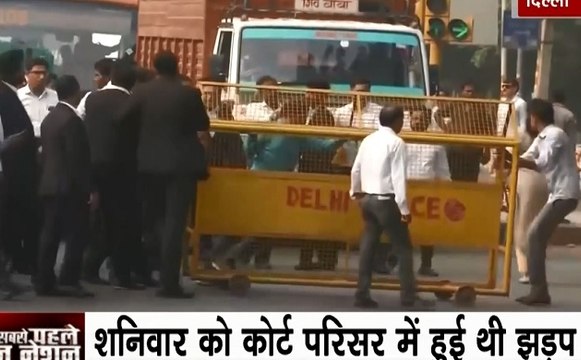 Tis Hazari Court Clash: तीस हजारी कोर्ट के बाहर वकीलों का विरोध प्रदर्शन, शनिवार को पुलिसवालों के साथ हुई थी झड़प