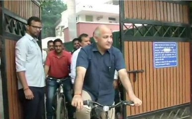 Odd-Even: देखें कैसे साइकिल से ऑफिस पहुंचे मनीष सिसोदिया
